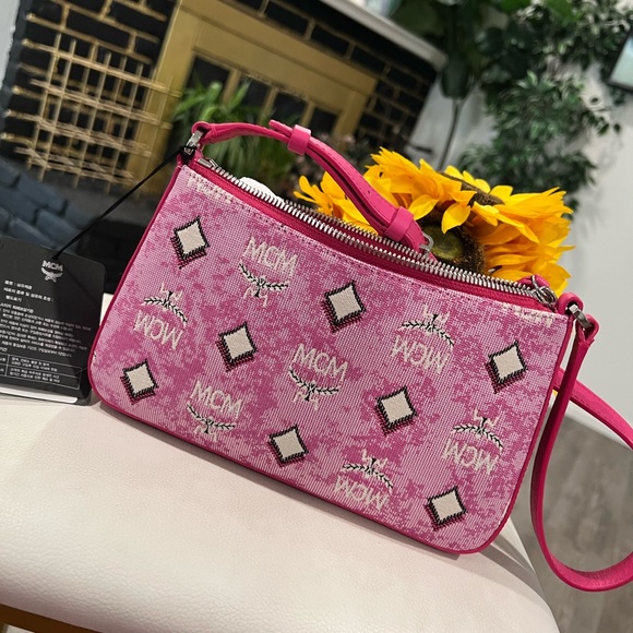 ONE DAY SALE✨

FINAL SALE✨MCM monogram jacquard are mini shoulder bag ❤️ - Picture 3 of 8